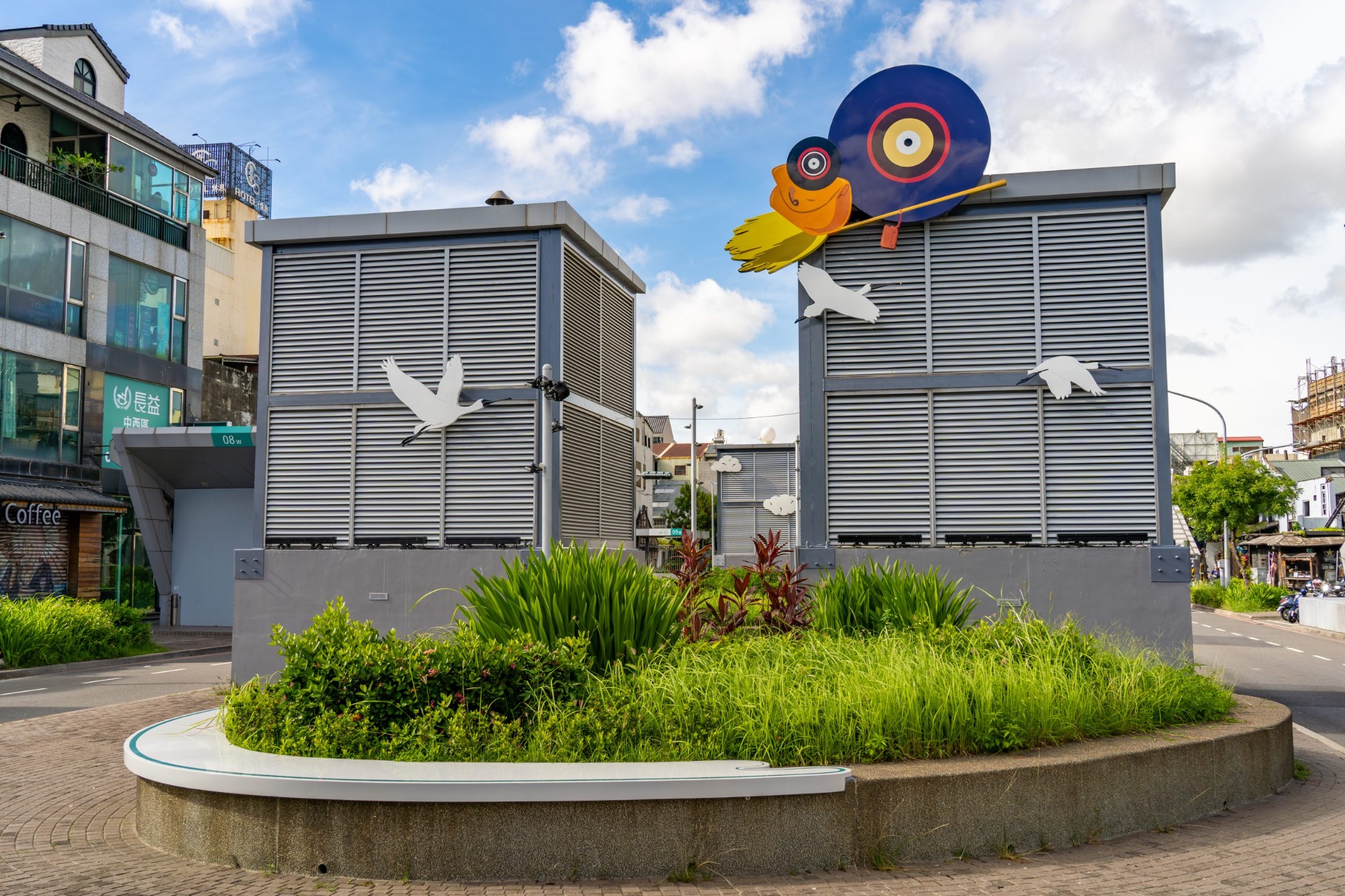 海安上空を高速で飛行する魔女