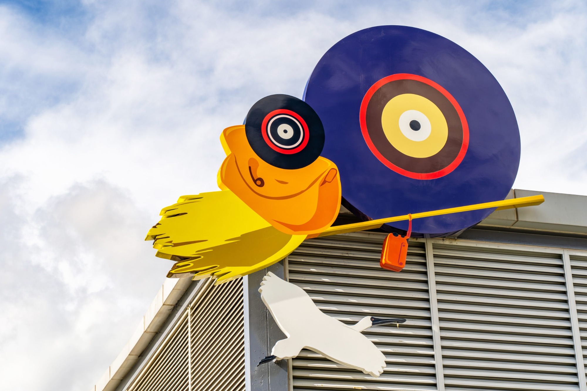 海安上空を高速で飛行する魔女