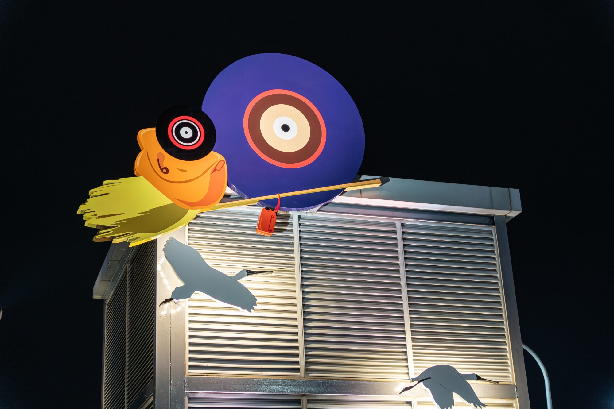 海安上空を高速で飛行する魔女