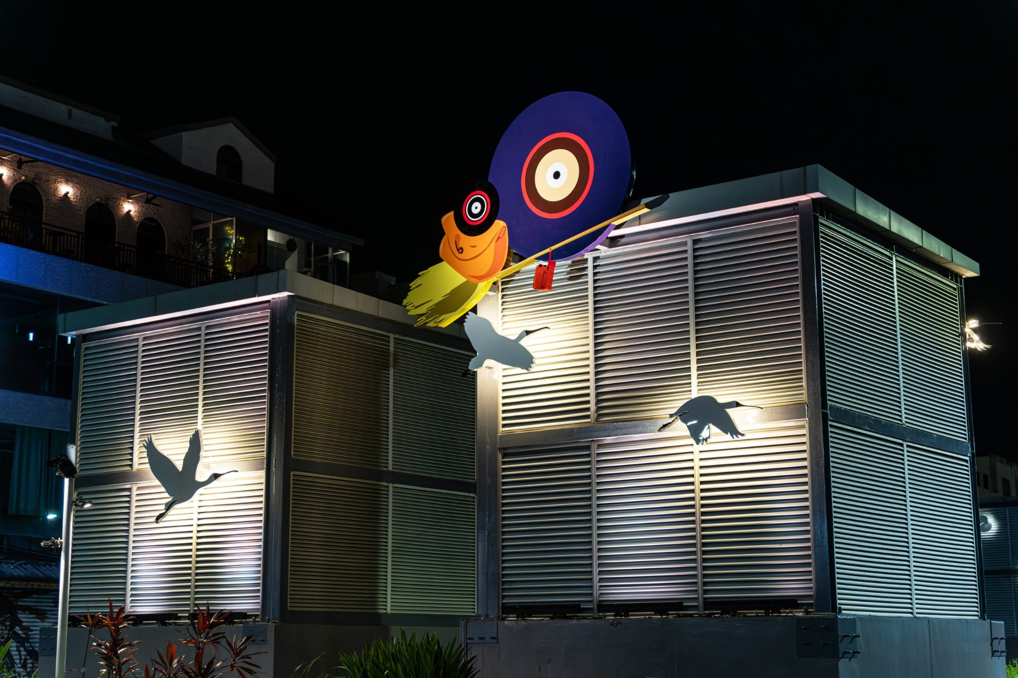 海安上空を高速で飛行する魔女